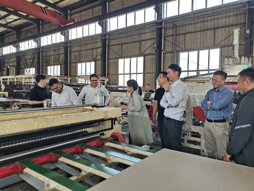 Latest company news about We welcome Thai customers to our factory for purchasing fully automatic gypsum ceiling board production lines